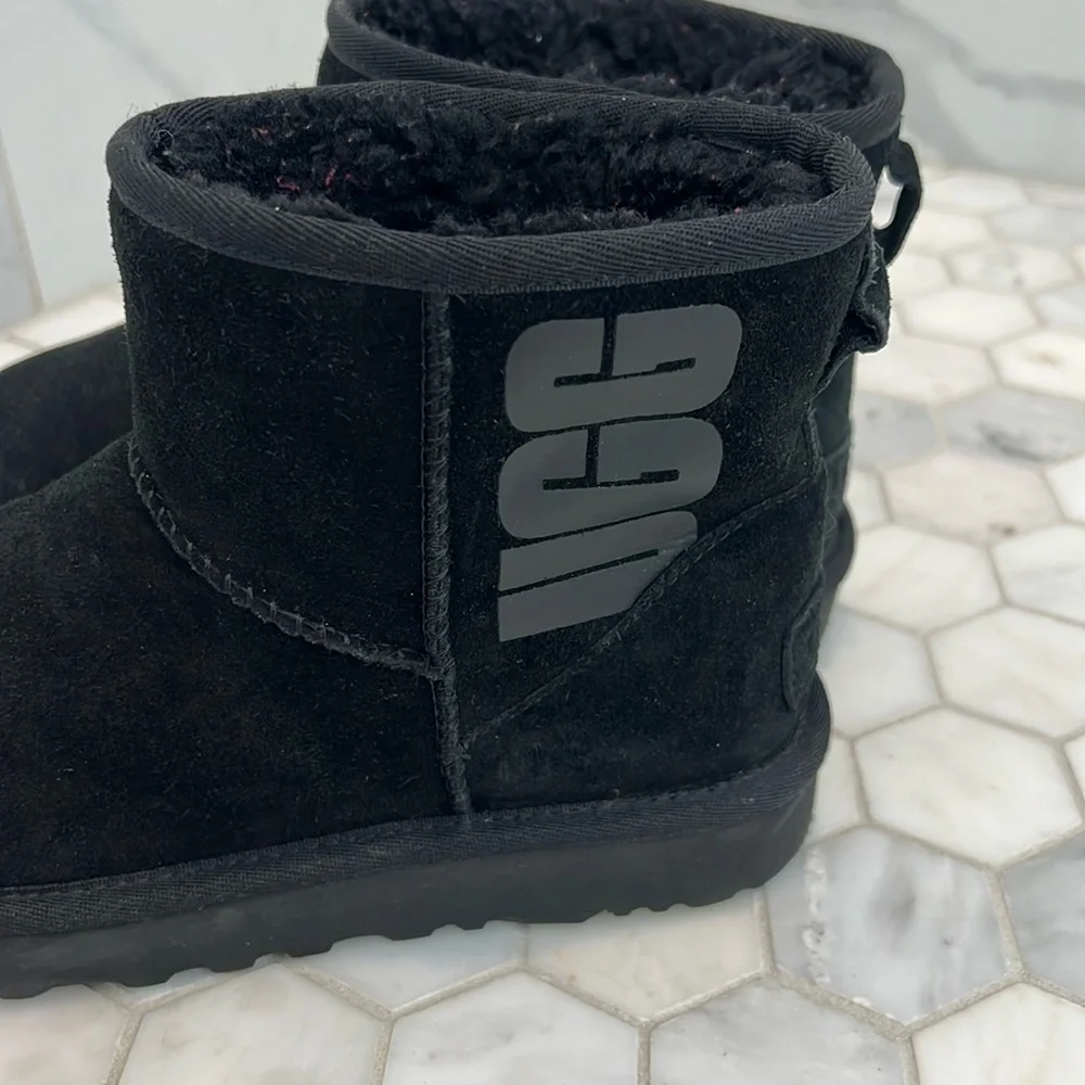 UGG Classic Mini UGG LOGO Black Suede Leather Boots Women’s Shoe Size 6